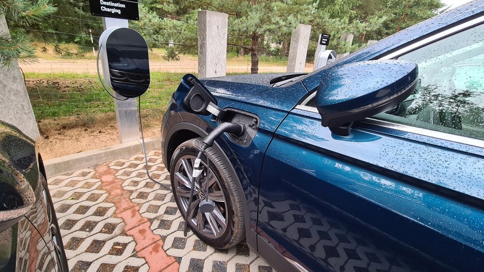 Auto z hybrydowym napędem typu plug-in