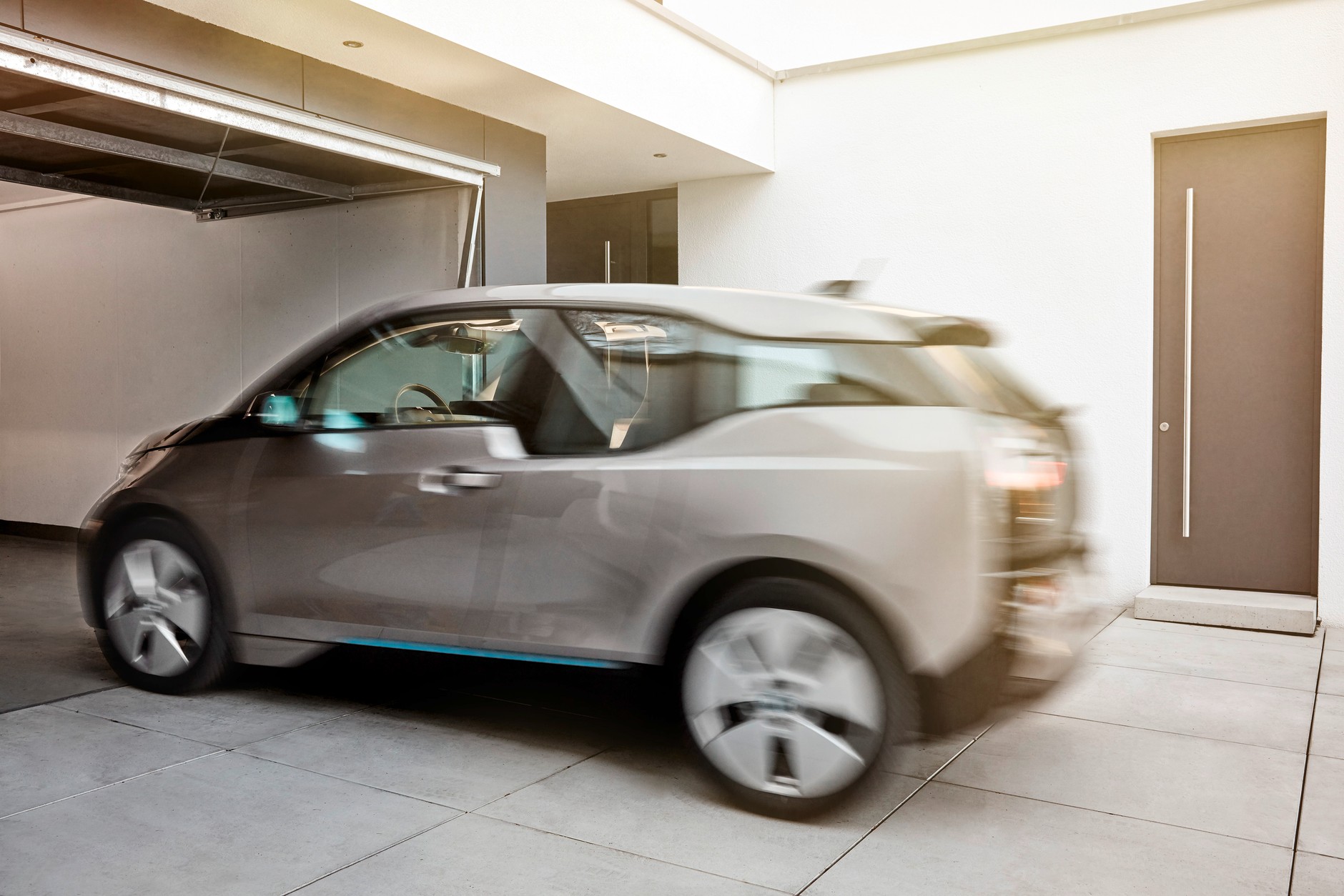 BMW i3 rozpozna gesty kierowcy pozostającego poza samochodem. Ruchy dłonią i ręką posłużą do wydawania komend o parkowaniu