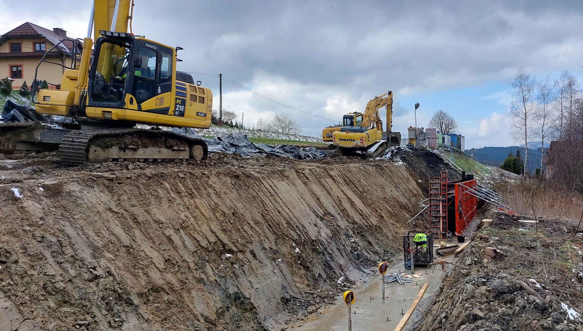Walka z osuwiskiem na DK28 w Małopolsce