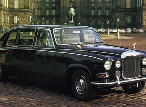 Królewski Daimler rdzewieje w Bukareszcie
