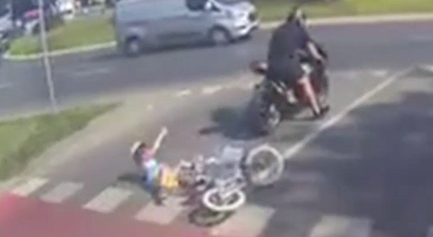 Policja szuka sprawcy potrącenia dziecka na pasach