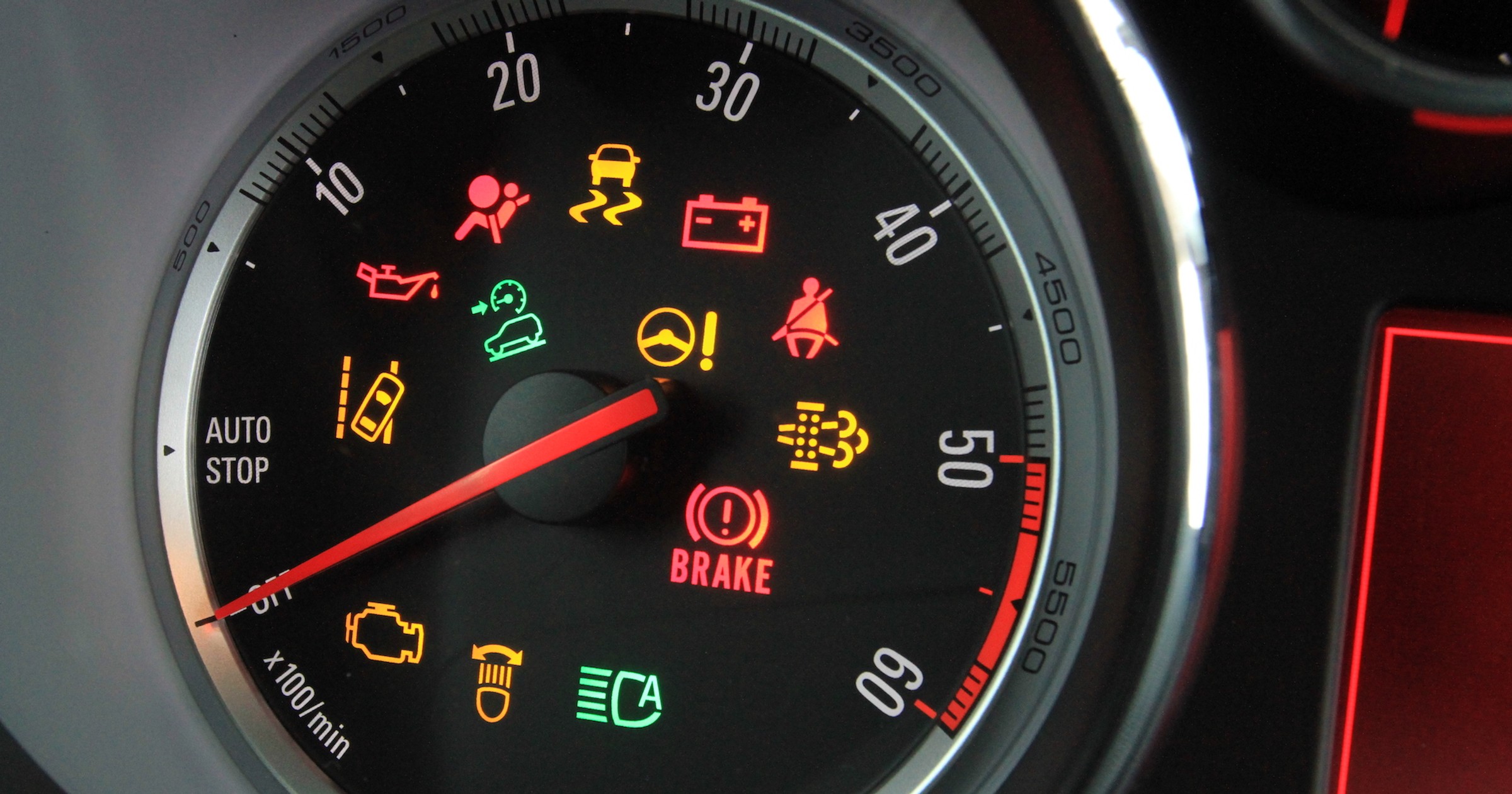 Kontrolki na desce rozdzielczej rzadko zapalają się bez powodu, ale też nie zawsze muszą być poważnym powodem do zmartwień.  