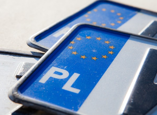 Znane litery na tablicach rejestracyjnych przechodzą do historii. Znikną wyróżniki "KR", "PO" i "DW"