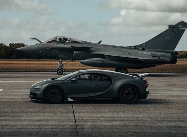 Bugatti Chiron Sport kontra myśliwiec Dassault Rafale Marine - ponad 7 tys. KM na asfalcie