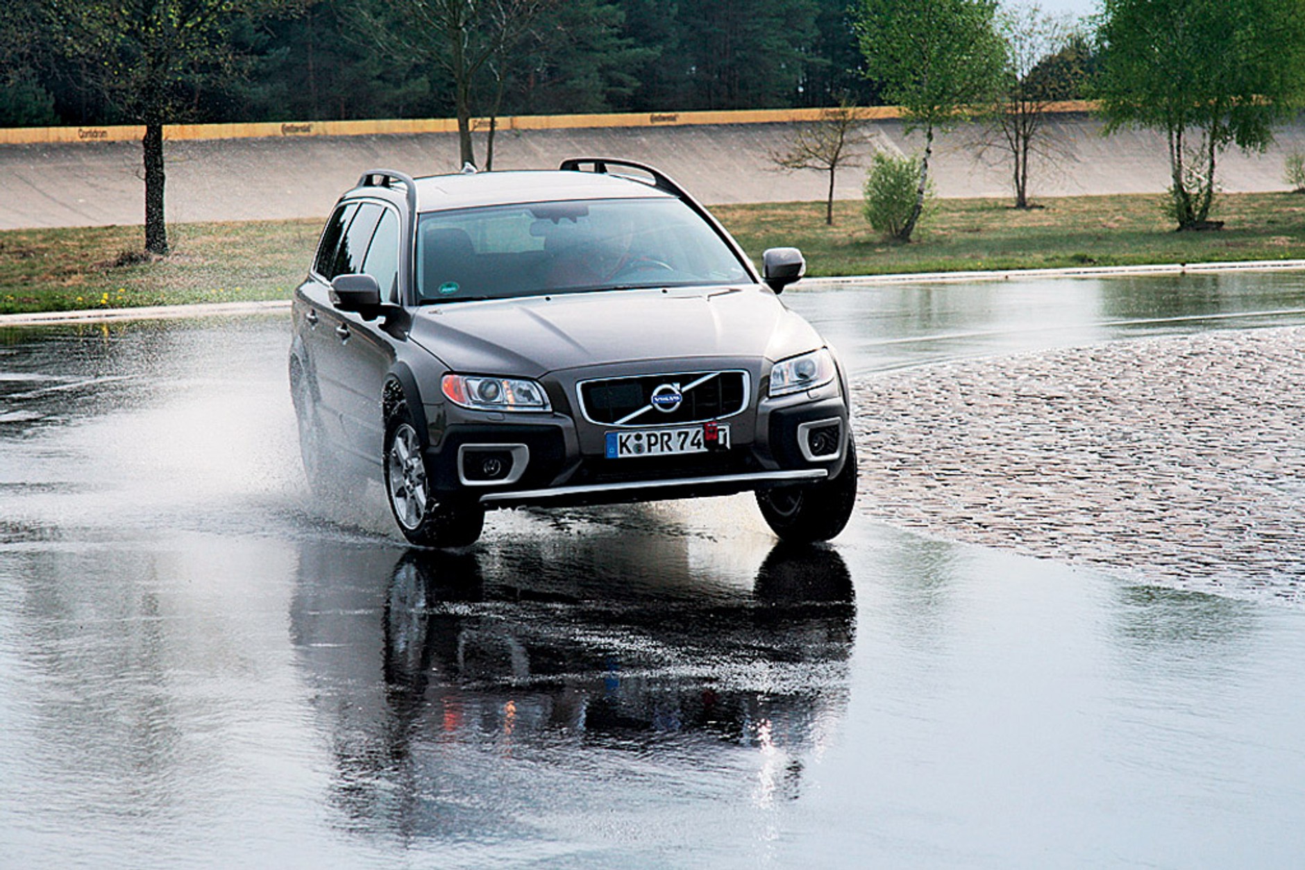 Test opon zimowych w rozmiarze 215/65 R 16: sprawdziliśmy, które zatańczą na lodzie