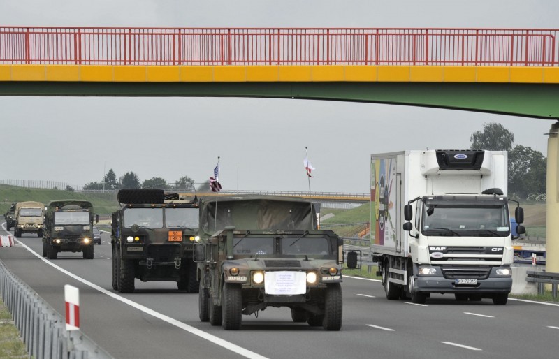 Kolumna wojskowa na autostradzie
