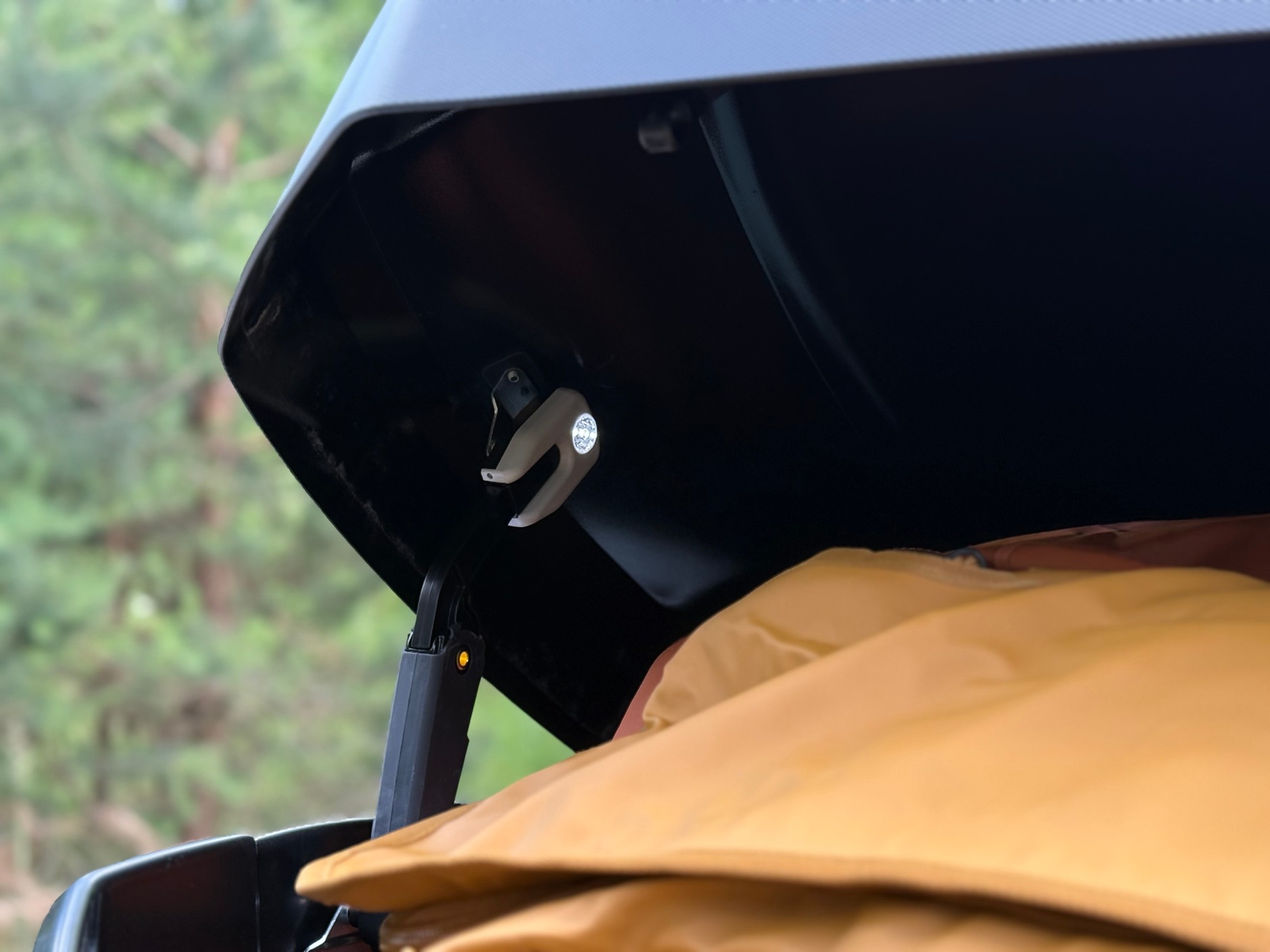 Thule Force 3 nie ma "pluszowego" wnętrza i wbudowanych lampek, ale jeśli chodzi o lampki, to można sobie założyć akcesoryjne, włączające się automatycznie po otwarciu wieka