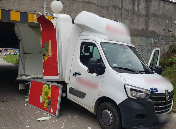 Dostawczak zniszczony pod wiaduktem w Lublinie. To nie pierwszy wypadek w tym miejscu