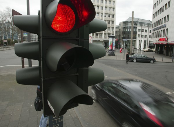 Usunęli wszystkie znaki drogowe i sygnalizatory. Efekty zaskoczyły włodarzy miasta