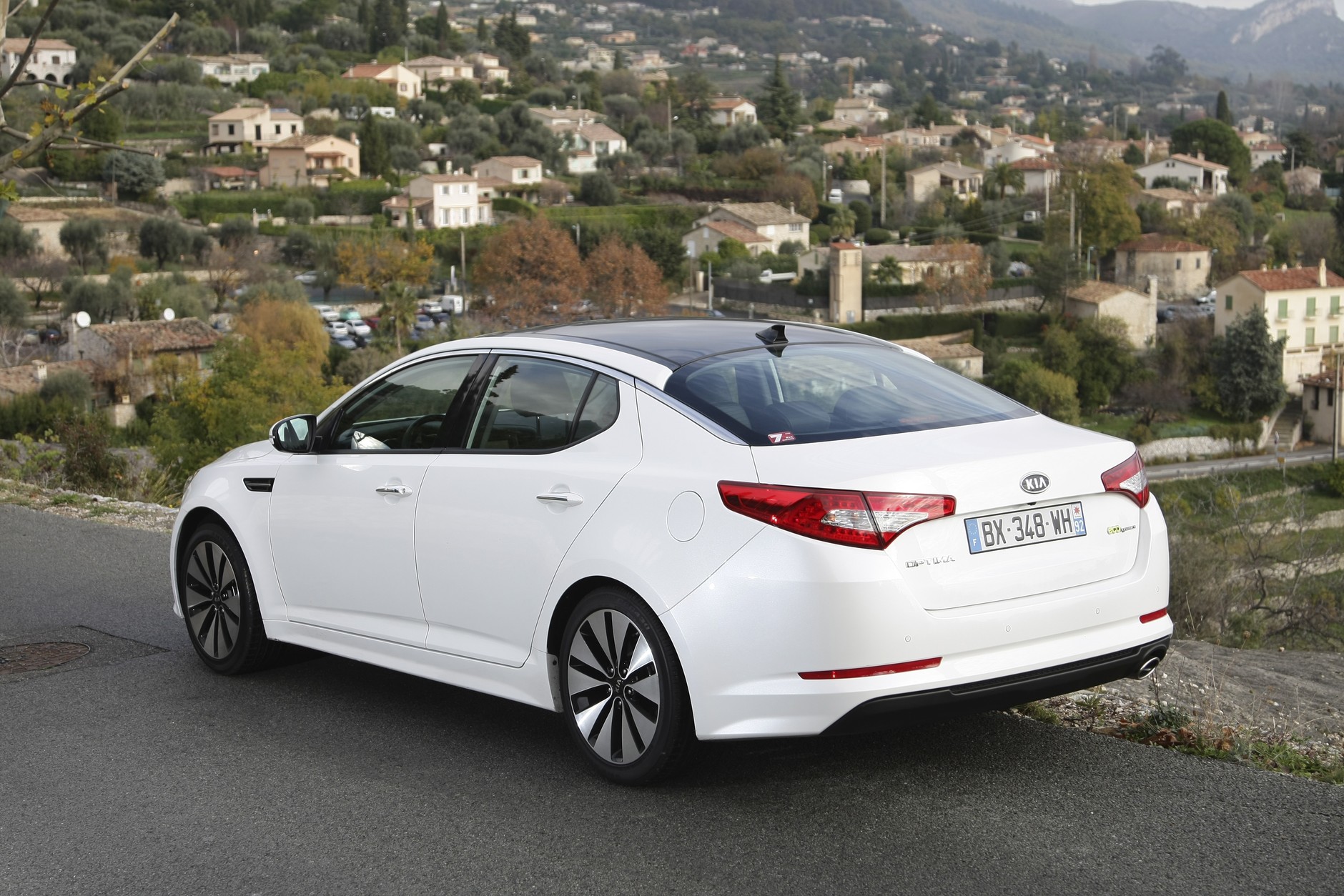 Kia Optima kontra Toyota Avensis: czy można pokonać mistrza?