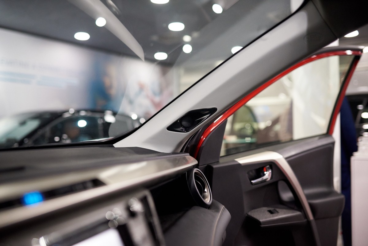 Głośniki wysokotonowe w słupkach pojawią się w kolejnych modelach Toyoty. Na zdjęciu obecna RAV4 z nowym systemem audio jaki pojawi się w następcy