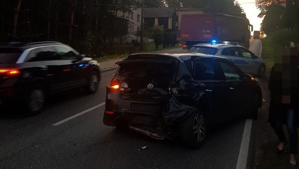 Jedna kolizja mu nie wystarczyła. Kilkaset metrów dalej uderzył w kolejne auto