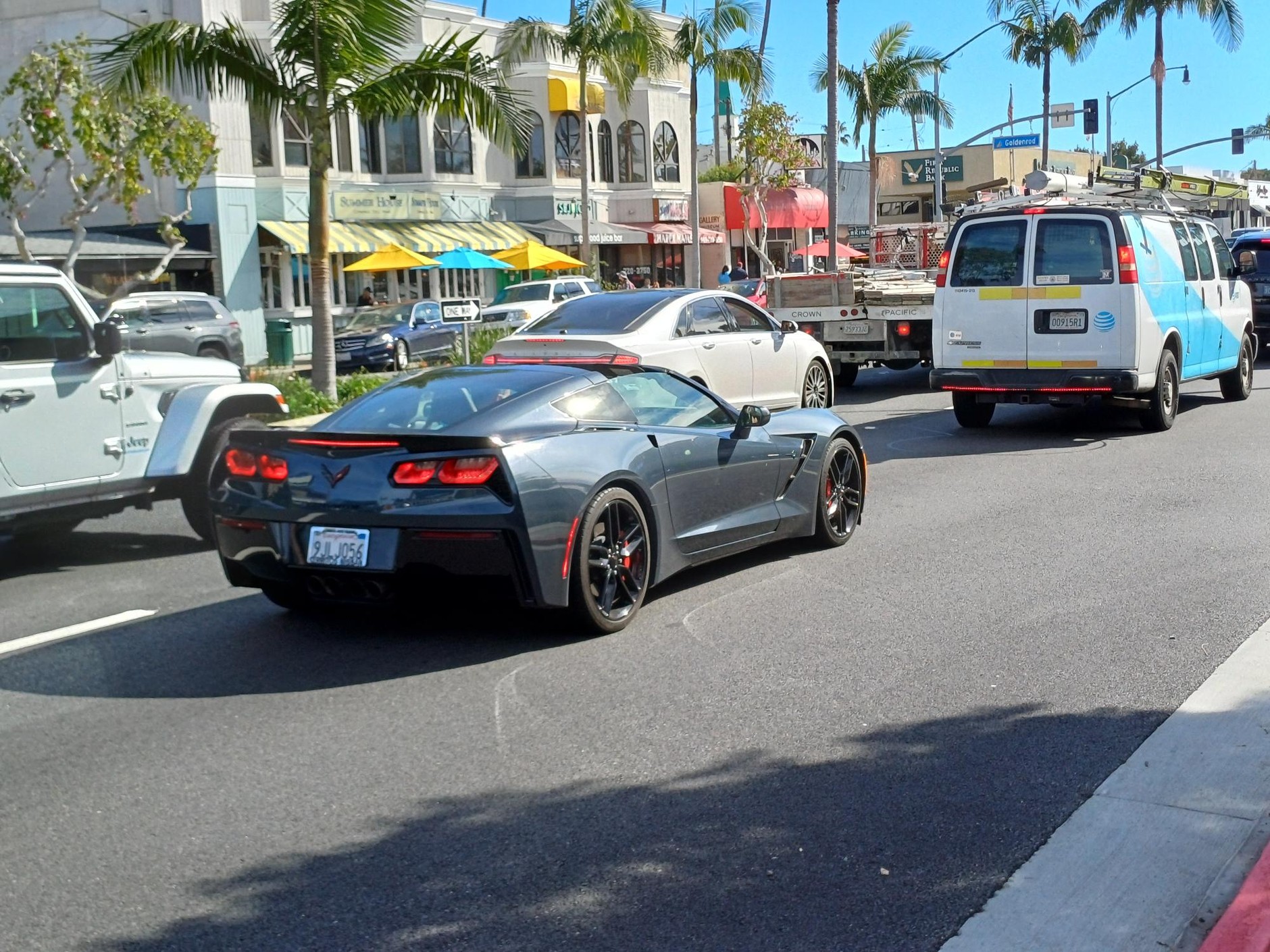 Tesla Cybertruck i inne auta w Kalifornii