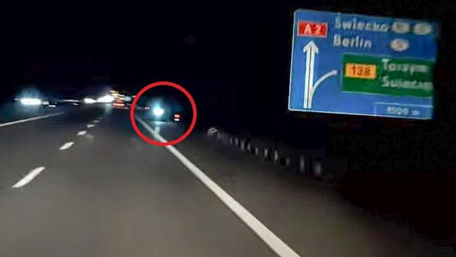Jechał hulajnogą pod prąd na autostradzie