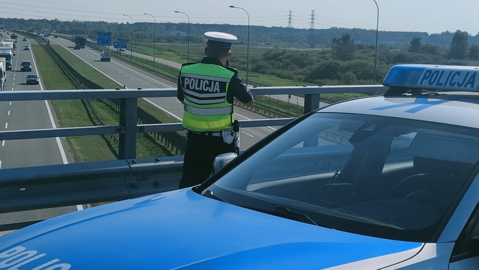 Policjanci zatrzymali się na wiadukcie nad autostradą A4. Chwilę później 10 kierowców dostało mandat