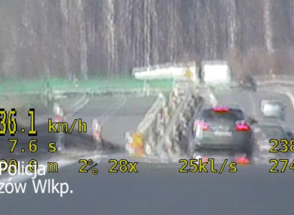 Jechał prawie 240 km/h na drodze ekspresowej. Nie dostał mandatu, zajmie się nim sąd