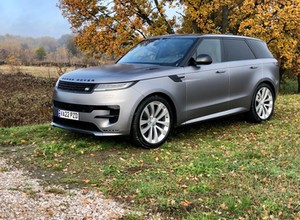 Range Rover Sport to forteca na kołach. Odcinasz się w niej od wszystkiego