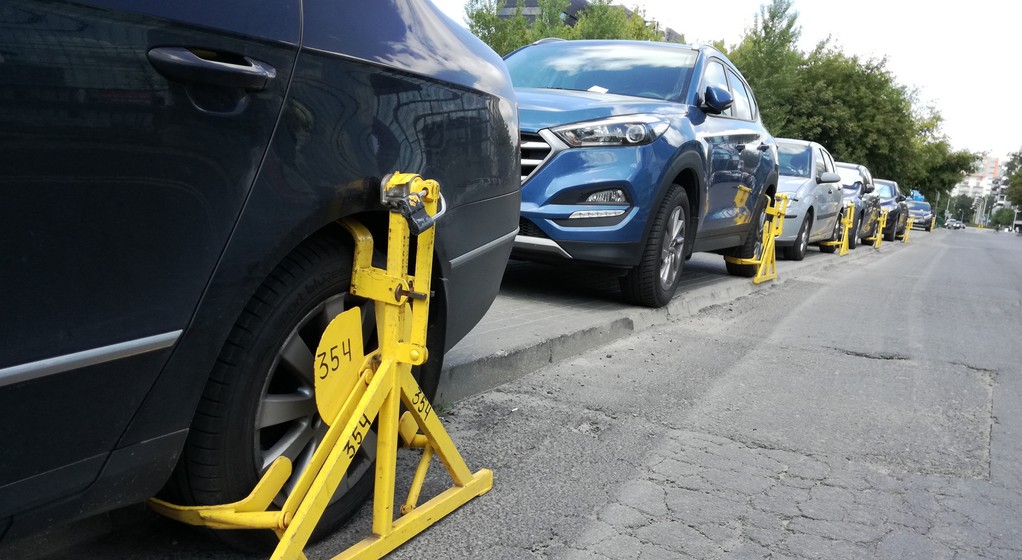Chodnik należy do drogi, a zatem nie wolno parkować na skrzyżowaniu, a ponadto, trzeba pozostawić co najmniej 1,5 metra dla pieszych. Na chodnik mogą wjeżdżać tylko auta o dmc nie wyższym niż 2,5 t, a czterema kołami – tylko samochody osobowe o dmc nie wyższym niż 2,5 t