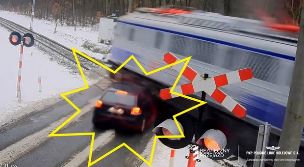 Kierowca w ogóle się nie rozejrzał. Maszynista nie miał nawet sekundy na reakcję [WIDEO]