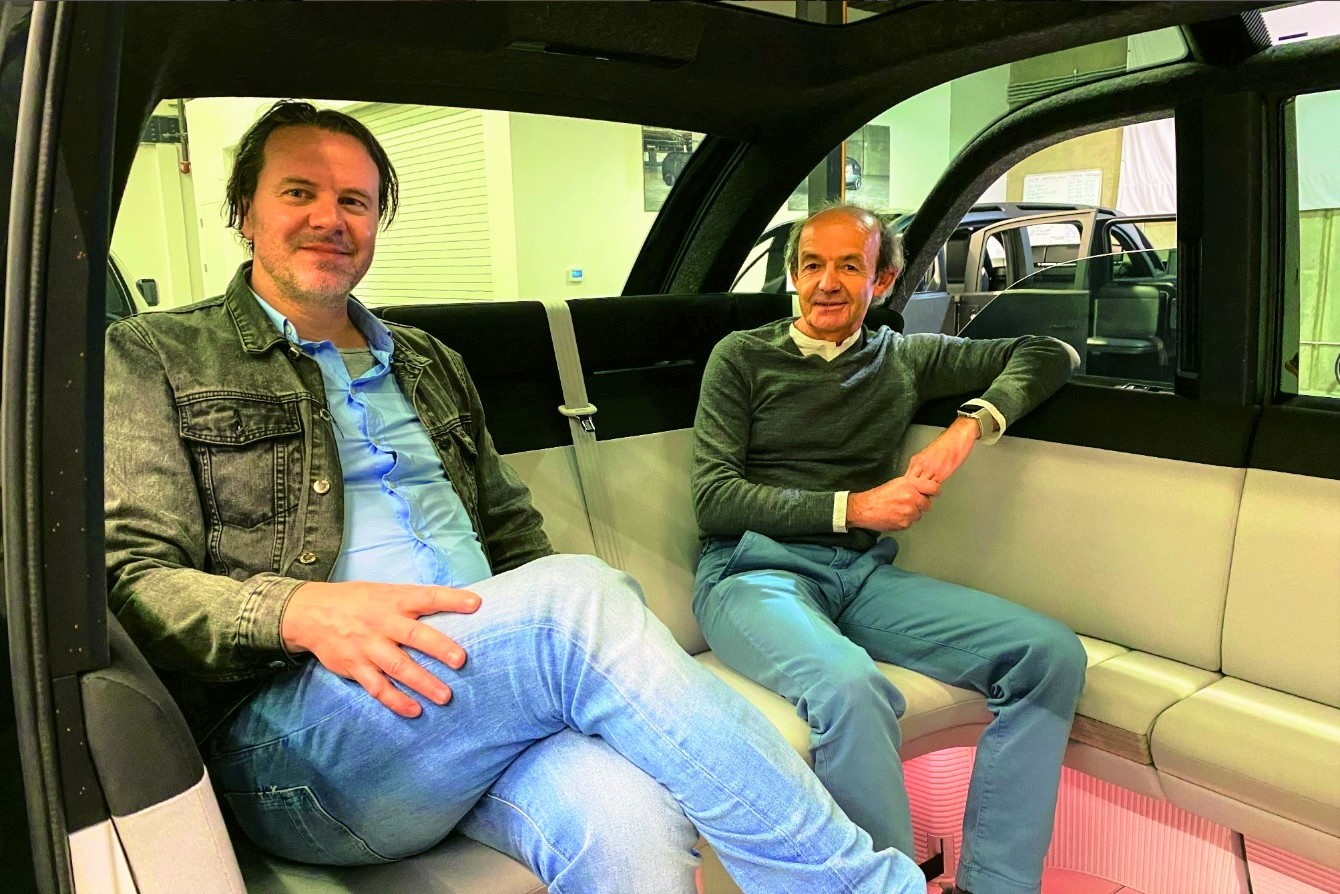 Po prawej Ulrich Kranz, projektant platformy Canoo