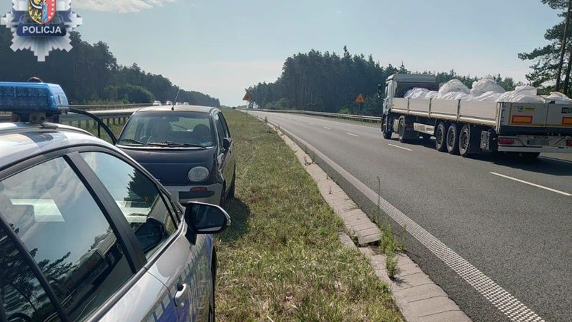 91-latek, jadąc pod prąd, zahaczył lusterkiem o inne auto