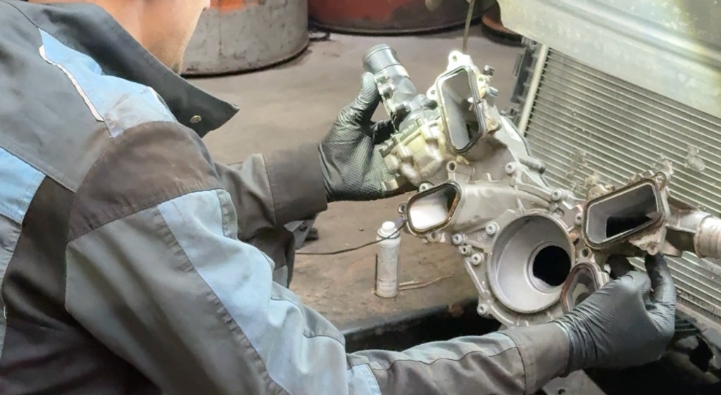 Tak dziś wygląda obudowa termostatu w układzie chłodzenia silnika. Wymiana nie jest tania!