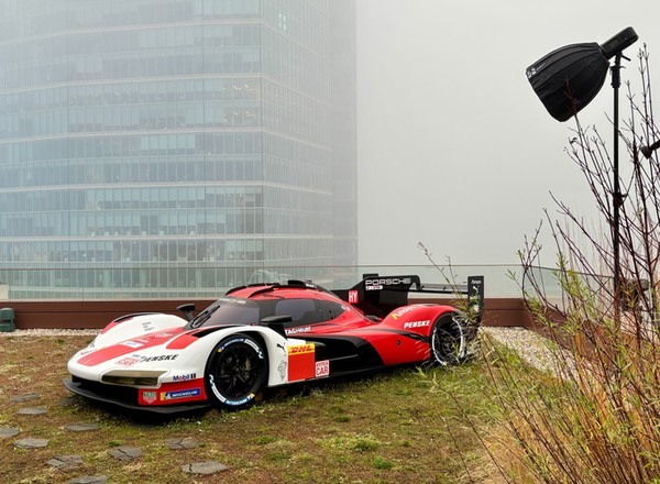 Porsche 963 na dachu warszawskiego biurowca. Nieziemski widok, gdyby nie ta mgła...
