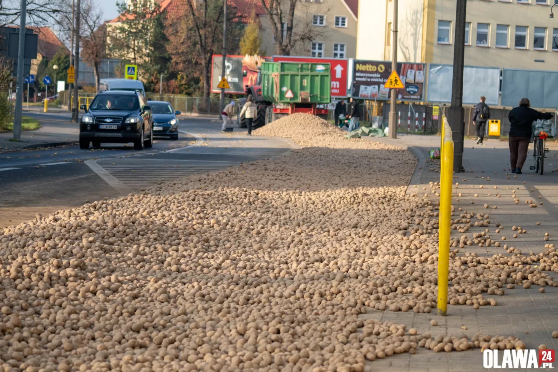 W Oławie na ulicę rozsypała się góra ziemniaków