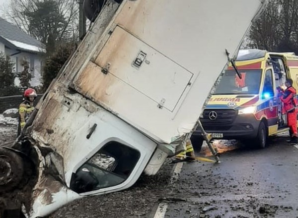 Nagle stracił panowanie nad busem. Zatrzymał się pionowo w rowie