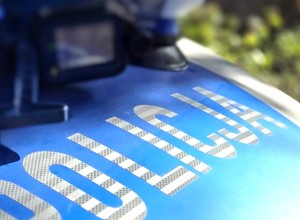 Podczas jazdy, na oczach policjantów, przesiadł się zza kierownicy na tylną kanapę