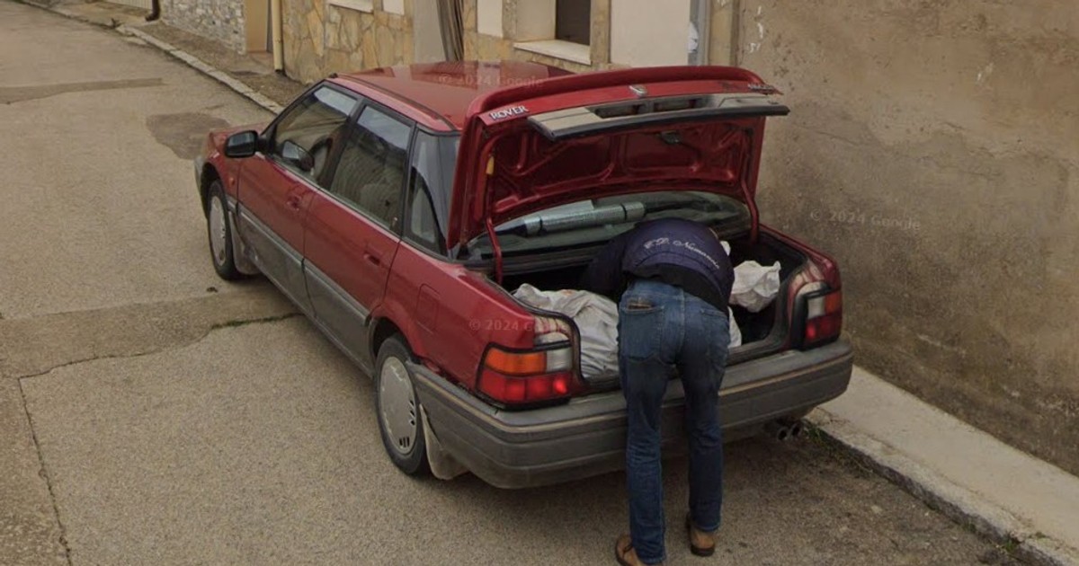 Zdjęcie z Google Street View pokazujące mężczyznę pakującego worek do bagażnika. To może być klucz do odkrycia zagadki