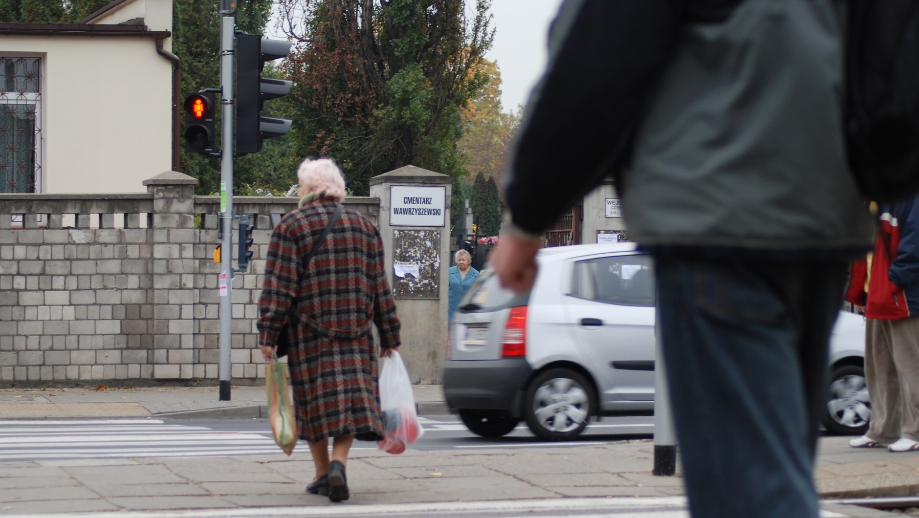 Starsza osoba na przejściu dla pieszych