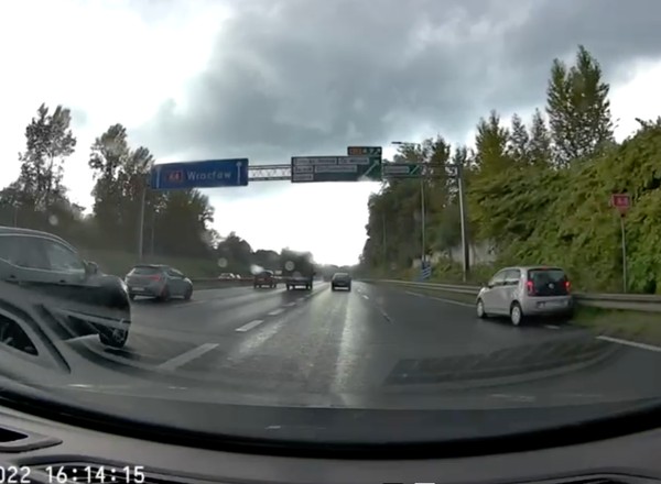 Ciężarówka zepchnęła auto osobowe na bariery. Policja szuka kierowcy [WIDEO]