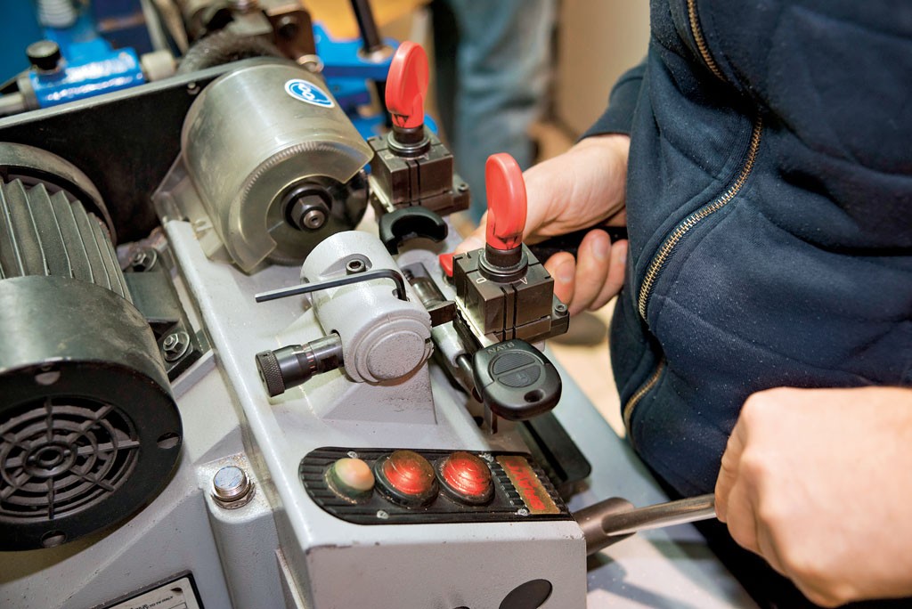 Dorabianie grota kluczyka to czysto mechaniczna praca, wymagającajednak doświadczenia i cierpliwości. Kupić również trzeba nowy grot.