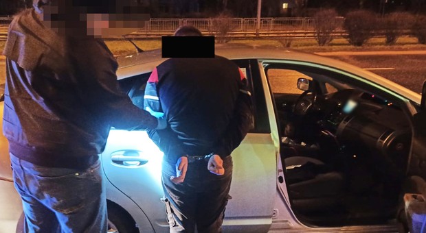 Nerwowa jazda kierowcy przykuła uwagę policjantów. W schowku znaleźli coś, co go pogrążyło