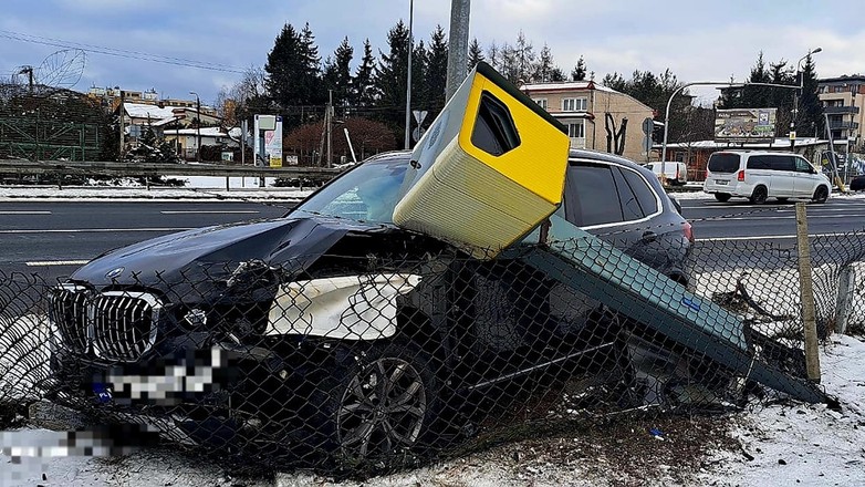 Kolizja na skrzyżowaniu w Tarczynie. Uszkodzeniu uległ też fotoradar