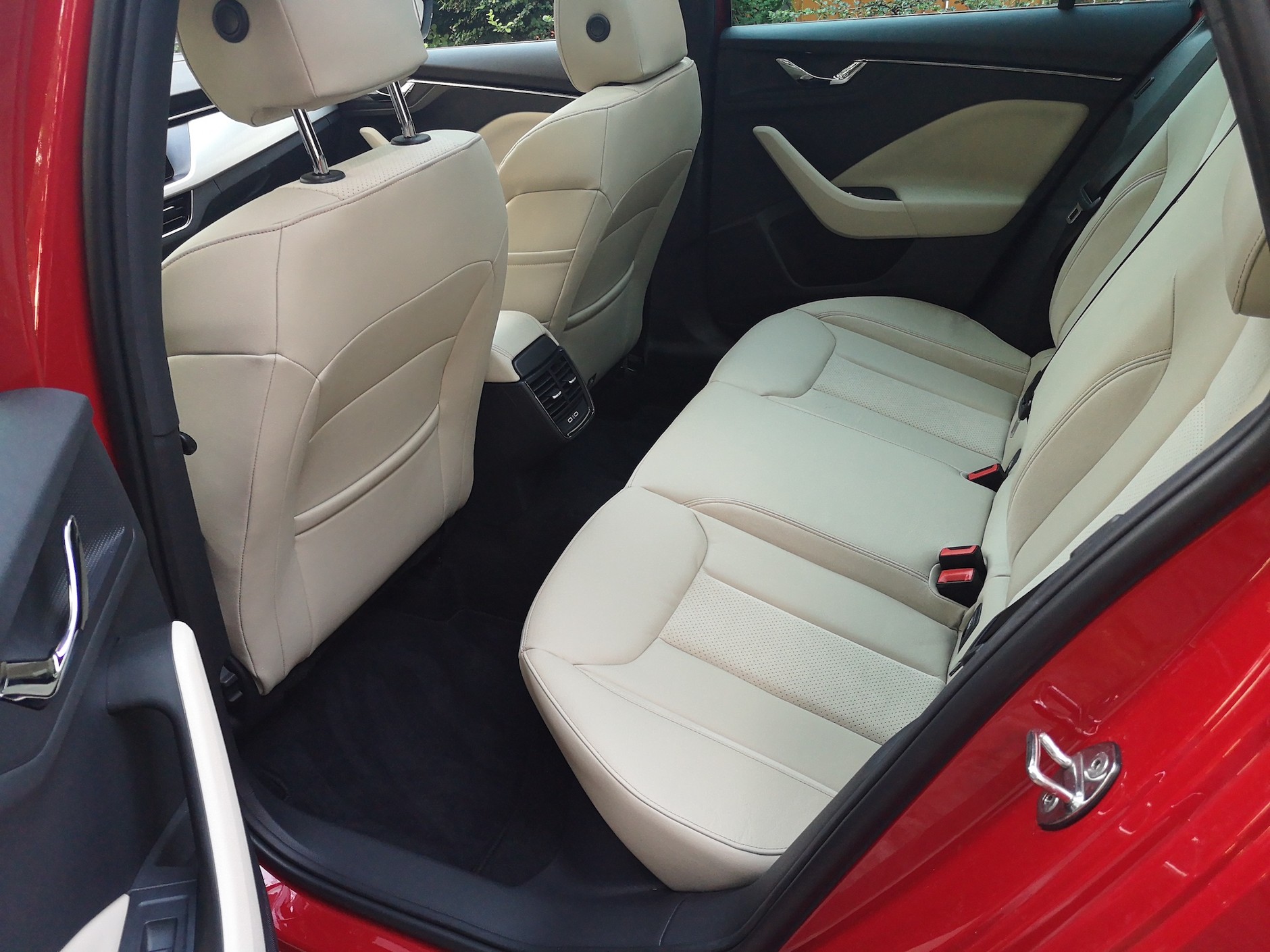 Skoda Scala Style 1.5 TSI: miejsca na głowy i nogi pasażerów jest dość. Ale wąsko!