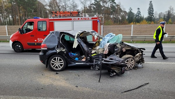 Golf najechał na ciężarówkę. Śmiertelny wypadek na A1