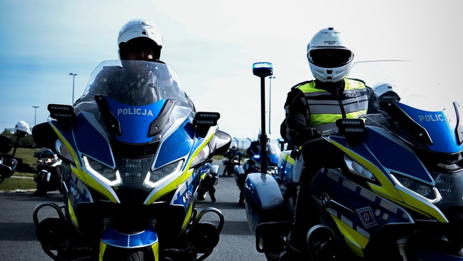 Obraz pochodzący z serwisu https://pomorska.policja.gov.pl/pom/informacje/wiadomosci/132702,Policjanci-z-pomorskiej-grupy-Speed-trenowali-na-torze-wyscigowym.html