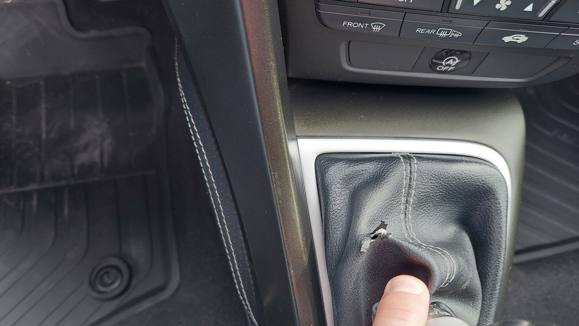 Używana Honda Civic 1.4: wnętrze wygląda – jak na swój przebieg – na mocno zużyte. Być może auto dużo poruszało się po mieście