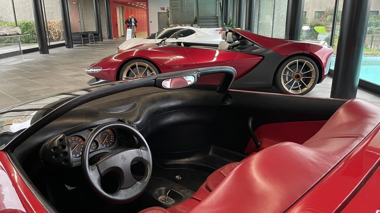 Wnętrze Ferrari Mythos, w tle Sergio, a kilka sal dalej nowa Izera