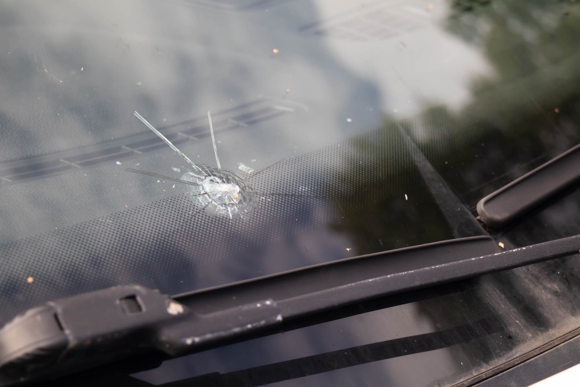 Odprysk na przedniej szybie samochodu