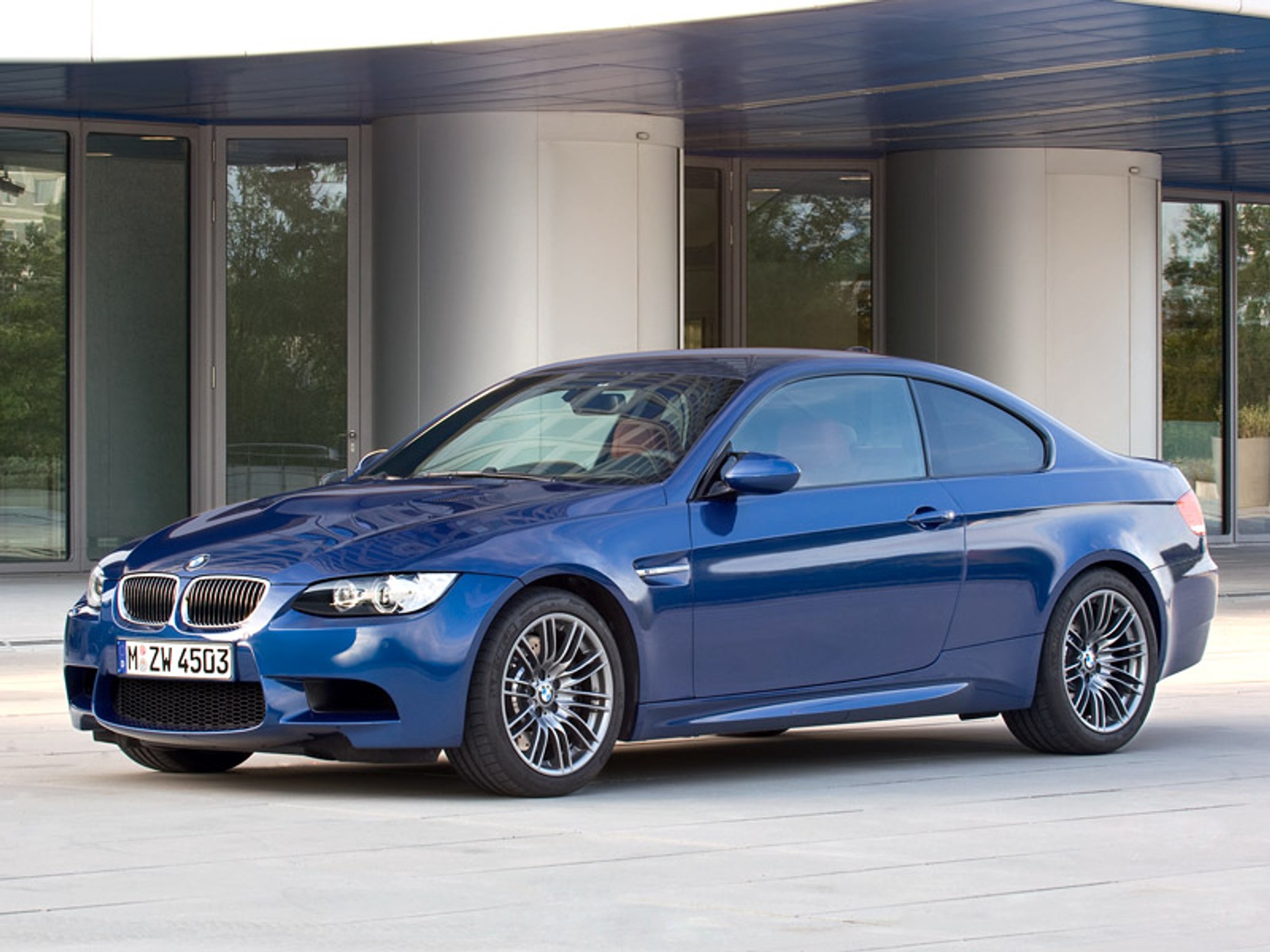 BMW M3 model 2009: zmiany wewnątrz i nowy tył