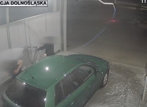 Próbował ukraść auto na myjni. Kobieta obroniła się myjką ciśnieniową [Nagranie]