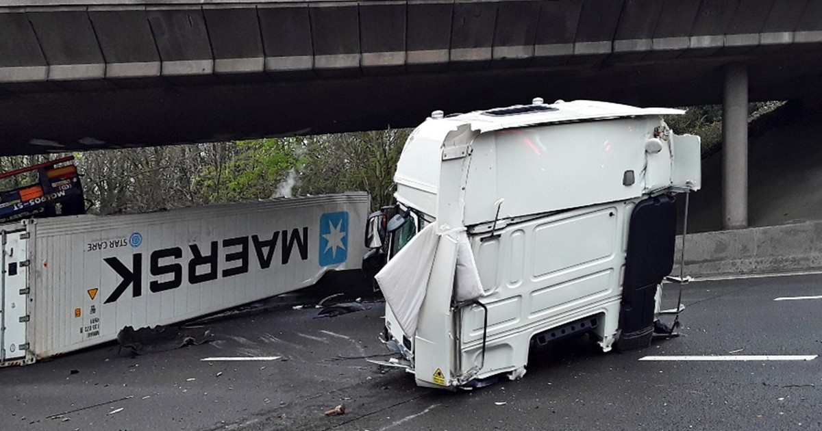 Wypadek ciężarówki na brytyjskiej autostradzie M6
