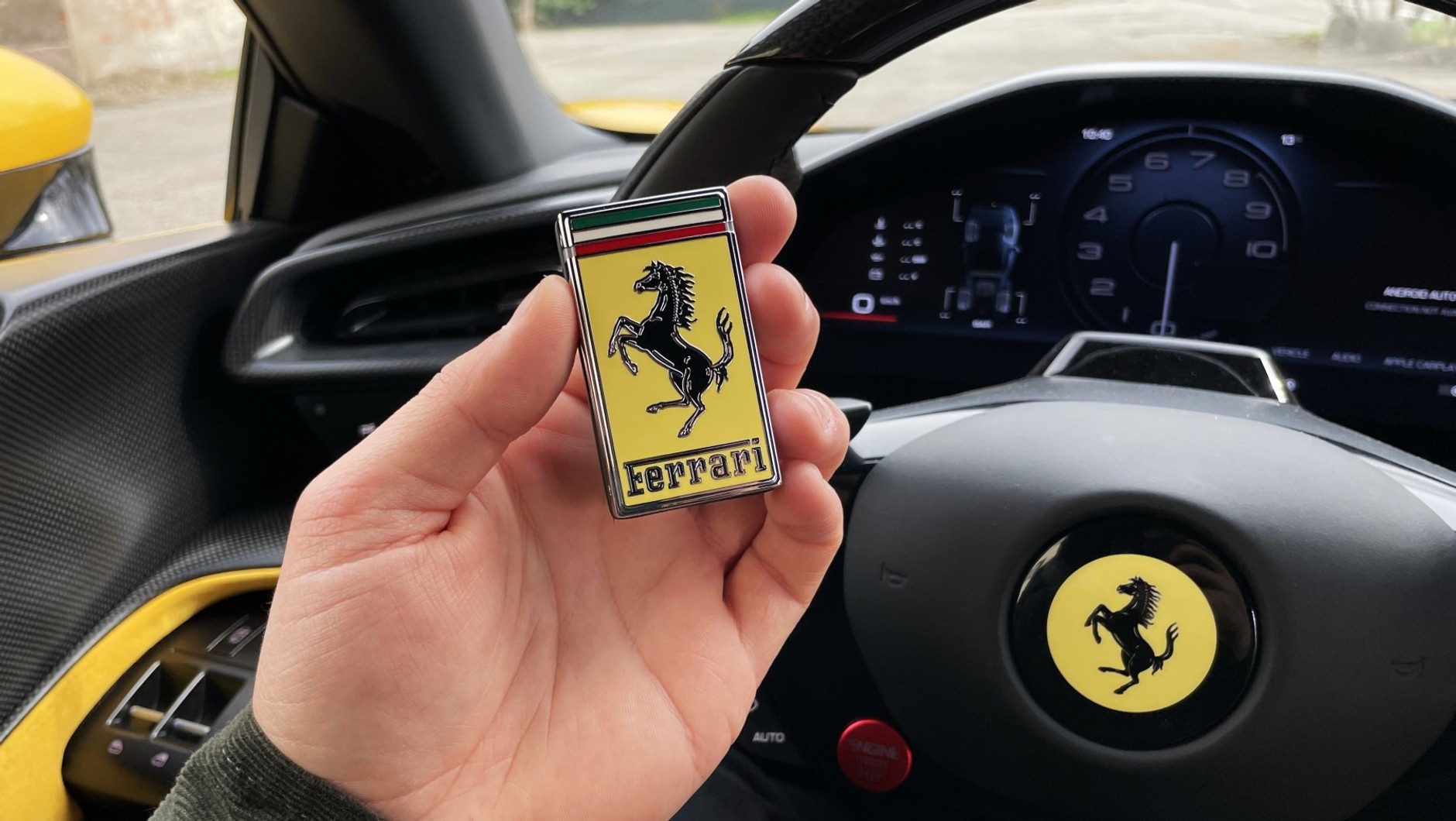 To nie zapalniczka Zippo, to kluczyk od nowego Ferrari