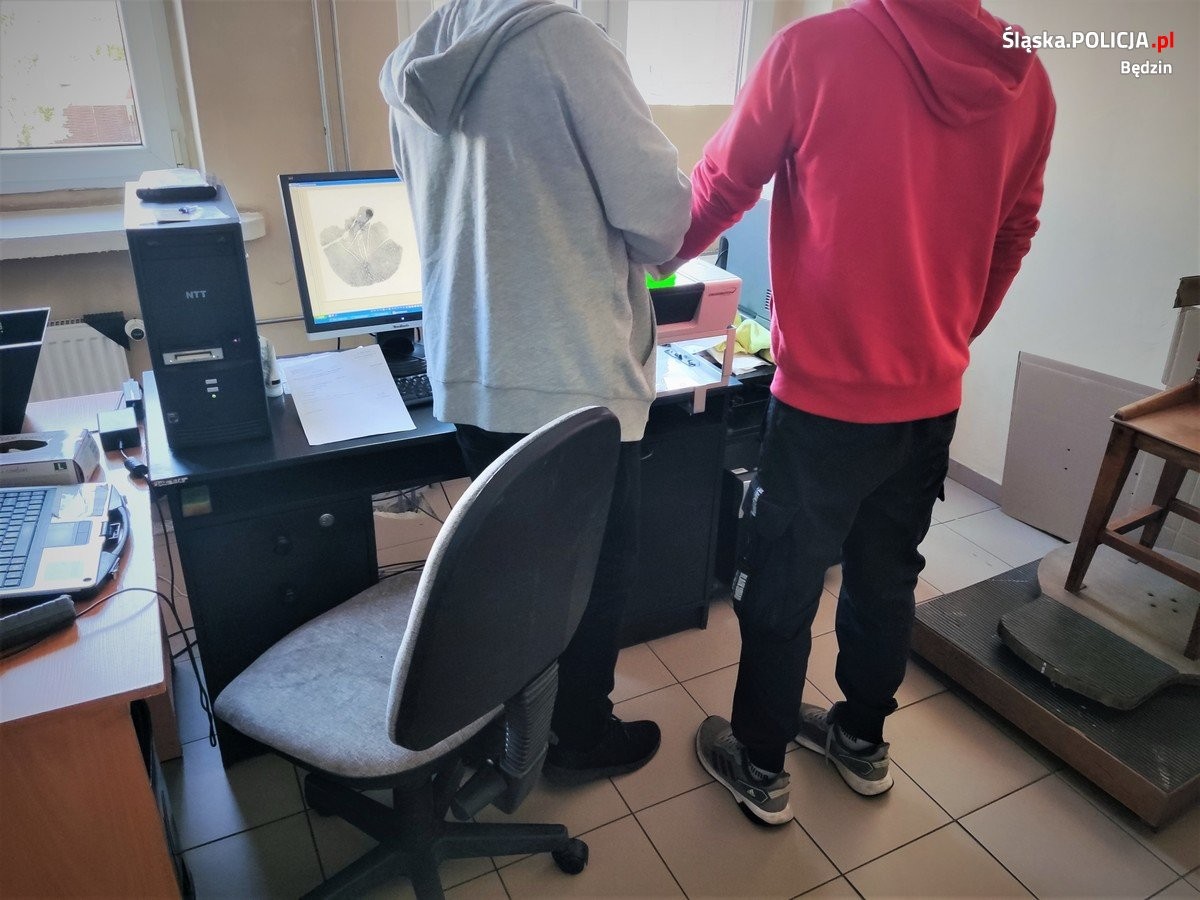 Obraz pochodzący z serwisu https://bedzin.policja.gov.pl/ka1/informacje/wiadomosci/385672,Zatrzymany-na-drodze-rozwiazal-worek-przestepstw.html