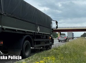 Wjechała Toyotą w wojskową ciężarówkę na S3. Nawet policjanci byli zaskoczeni