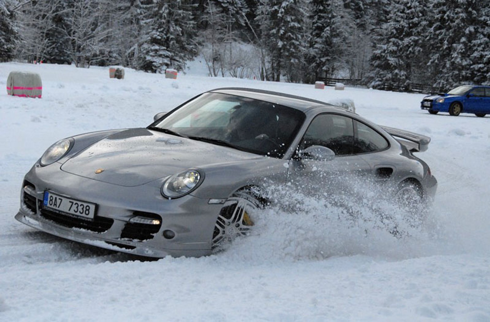 Tylko u nas: zimowe szaleństwo w supersamochodach