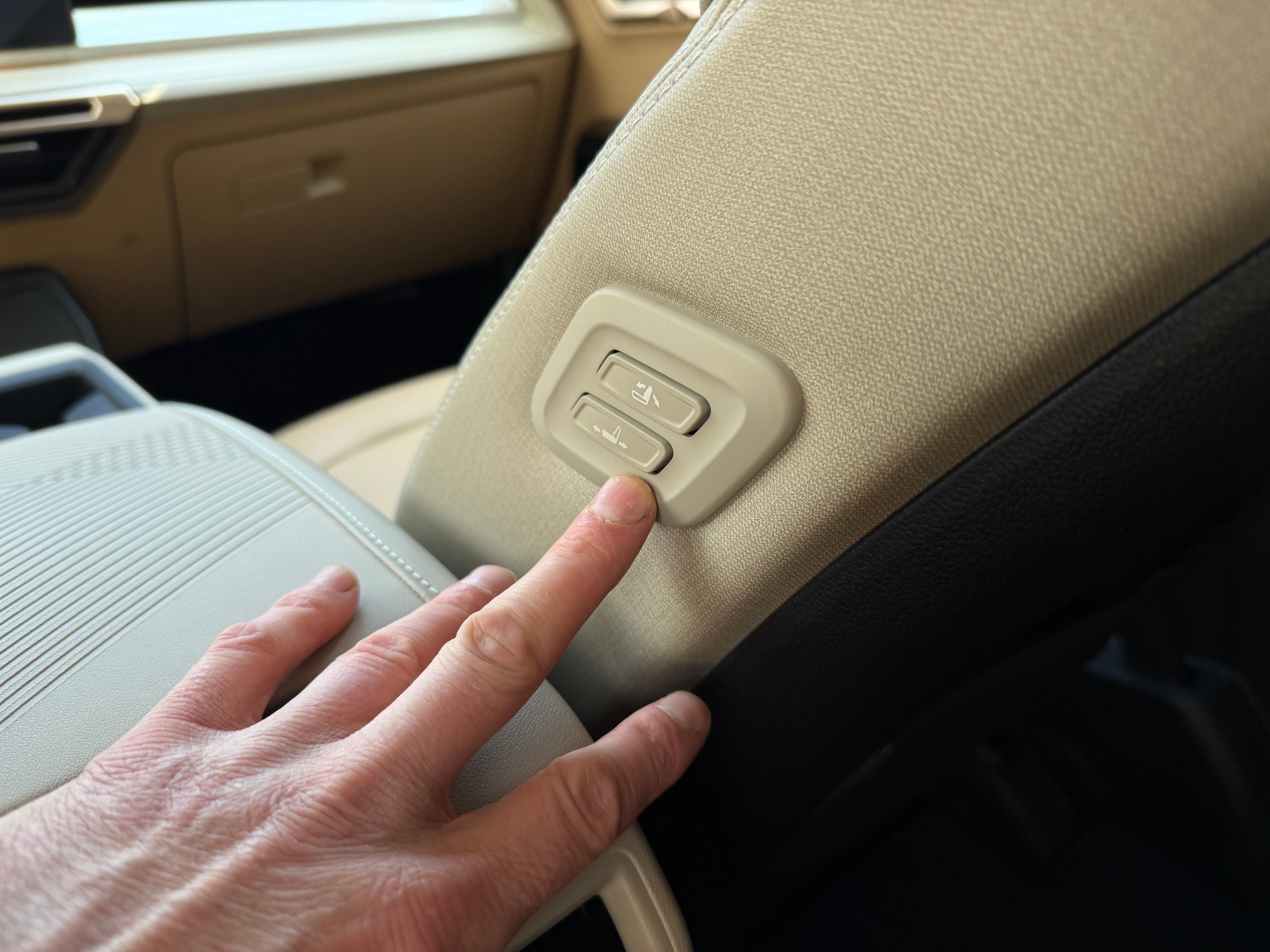 KGM Actyon: z tylnego siedzenia można sterować fotelem przedniego pasażera